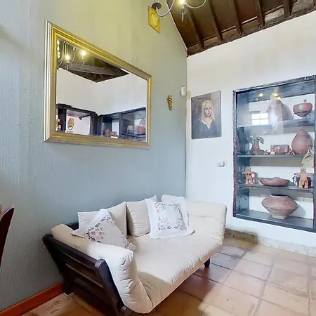 Feriehus Charming House With Shared Pool In