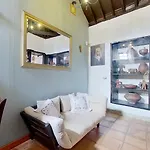 Σπίτι διακοπών Charming House With Shared Pool In