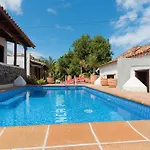 Charming House With Shared Pool In Σπίτι διακοπών *