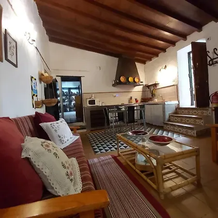 Charming House With Shared Pool In Prázdninový dům La Laguna (Tenerife)