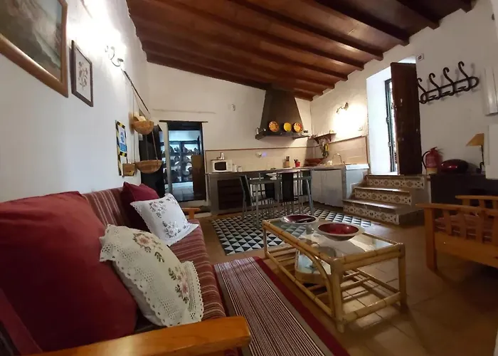 Charming House With Shared Pool In Nyaraló La Laguna